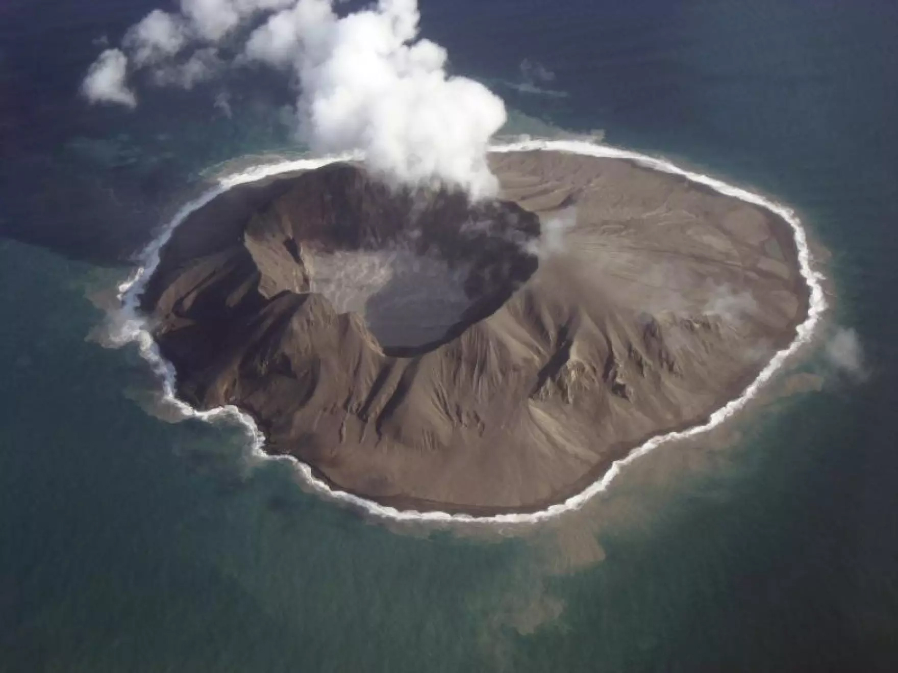 Volcanic ash plume over the ocean, a natural source of soluble iron